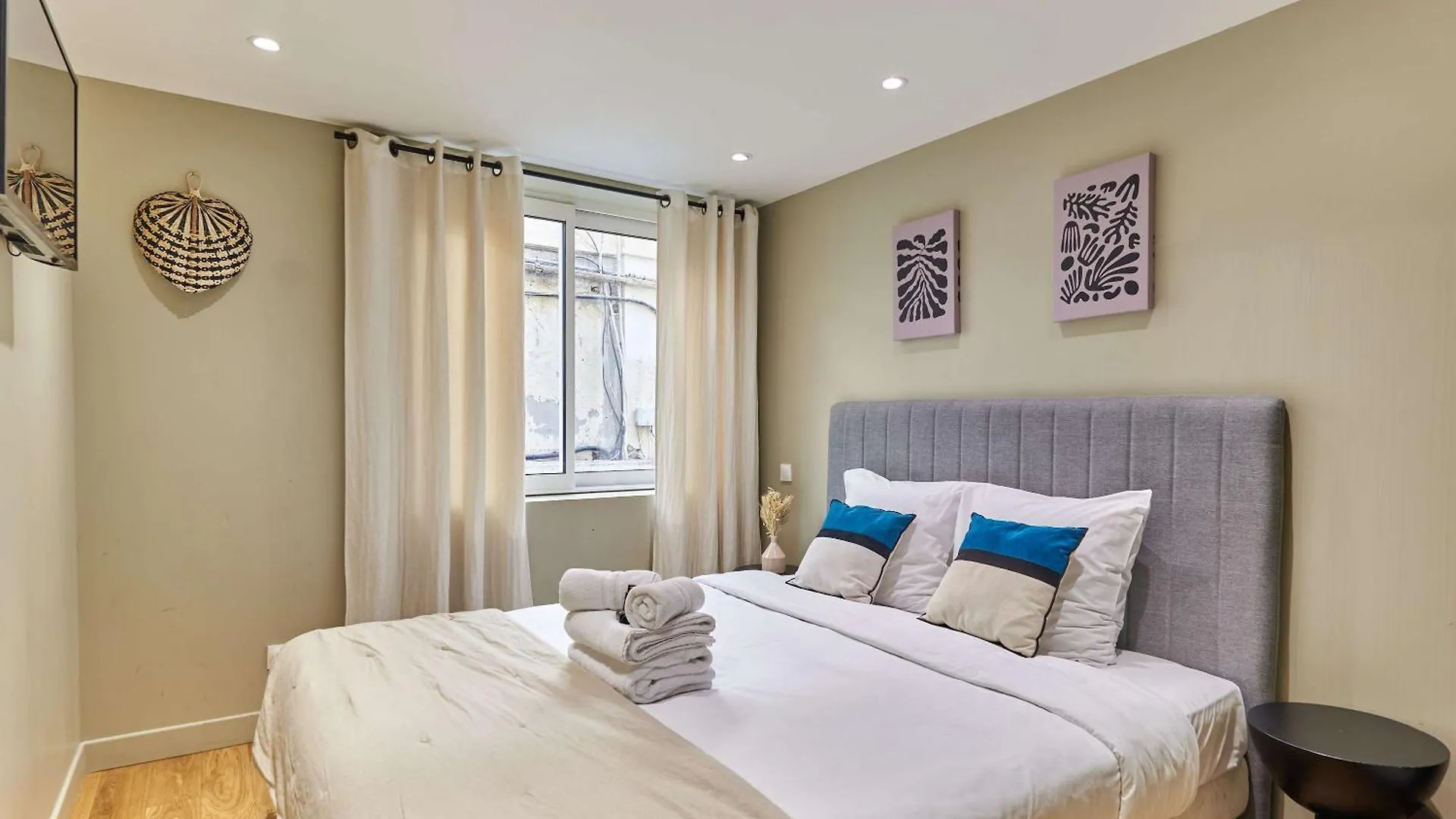 Apartment Center Of Paris By Studio Prestige