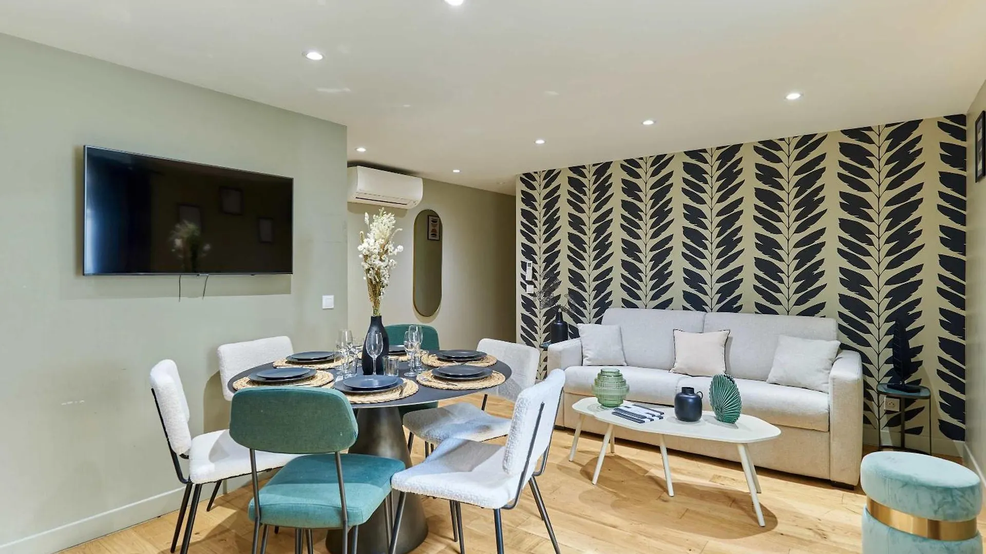 Apartment Center Of Paris By Studio Prestige