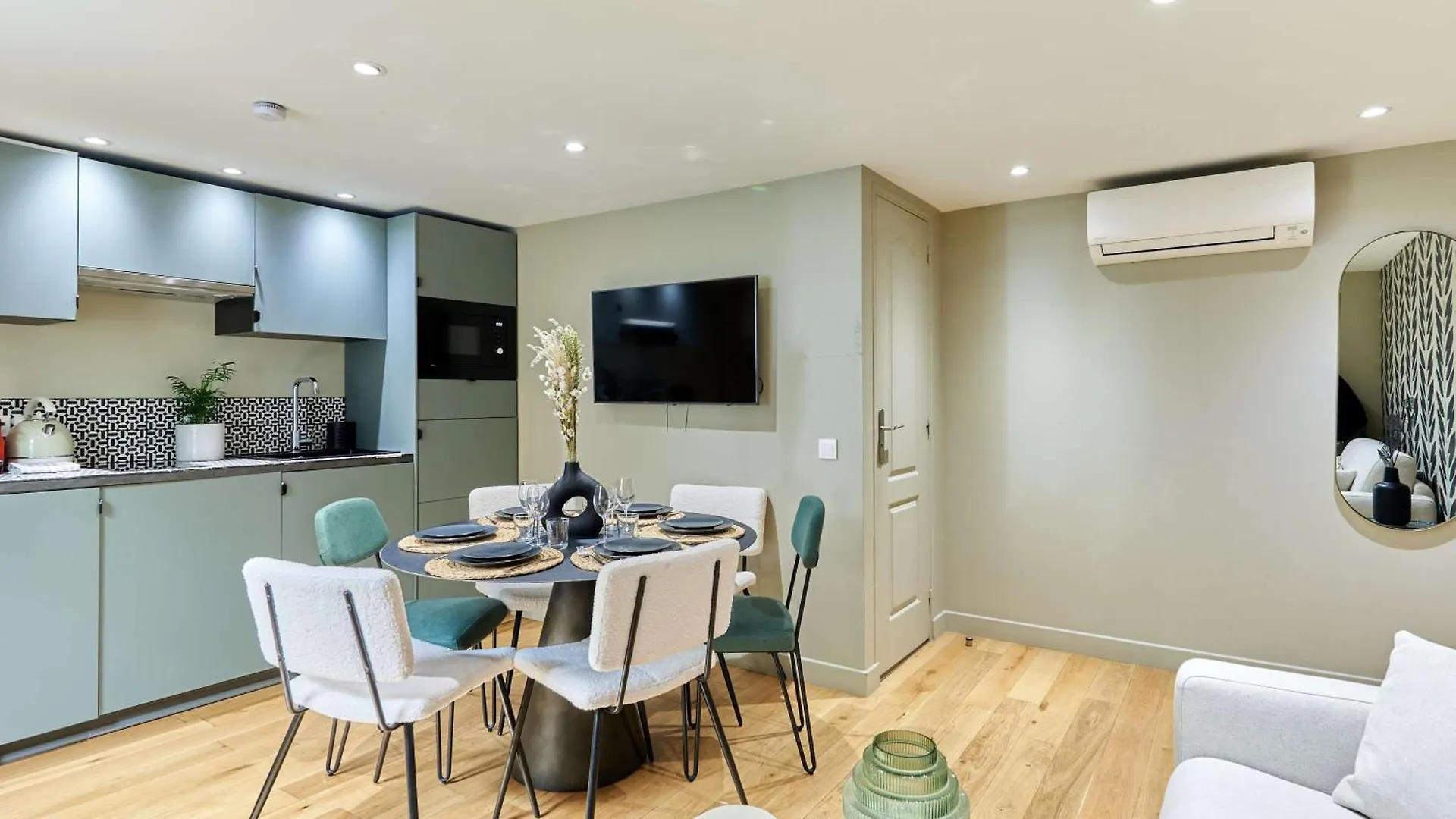 Apartment Center Of Paris By Studio Prestige